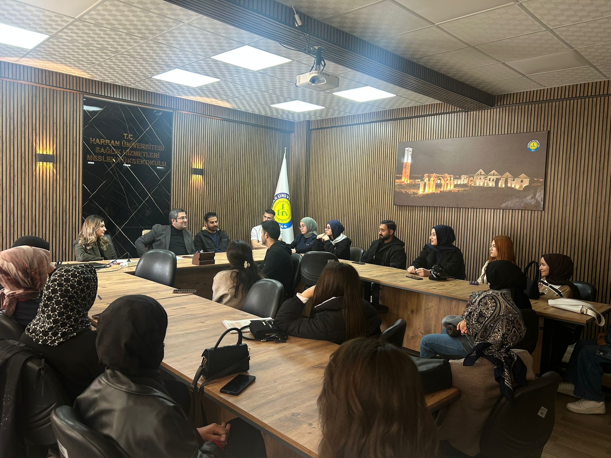 Sağlık Hizmetleri MYO Müdürümüz Doç. Dr. Ahmet Taş, Müdür Yardımcımız Öğr. Gör. Ecem İlayda Baştürk ve Öğrenci Temsilci Konsey Başkanı Öğr. Gör. Kadir Eği ile Öğrenci Temsilcilerimizle buluştuk.